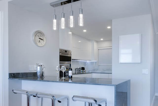 Apartments in Alpharetta: Discover a sparkling clean kitchen and bar, creating a refreshing and inviting home ambiance.